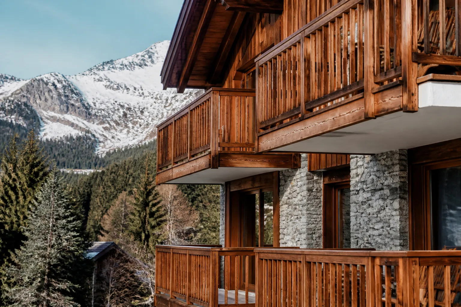 Balcons bois d une residence de montagne