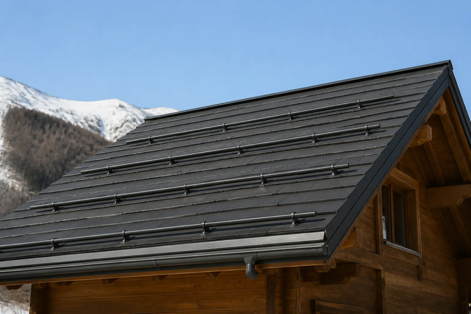 Toiture de chalet avec barres a neige