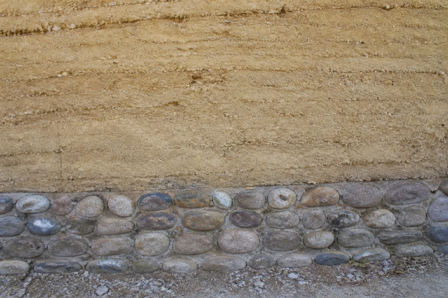 Detail d un mur en pise avec soubassement en galets