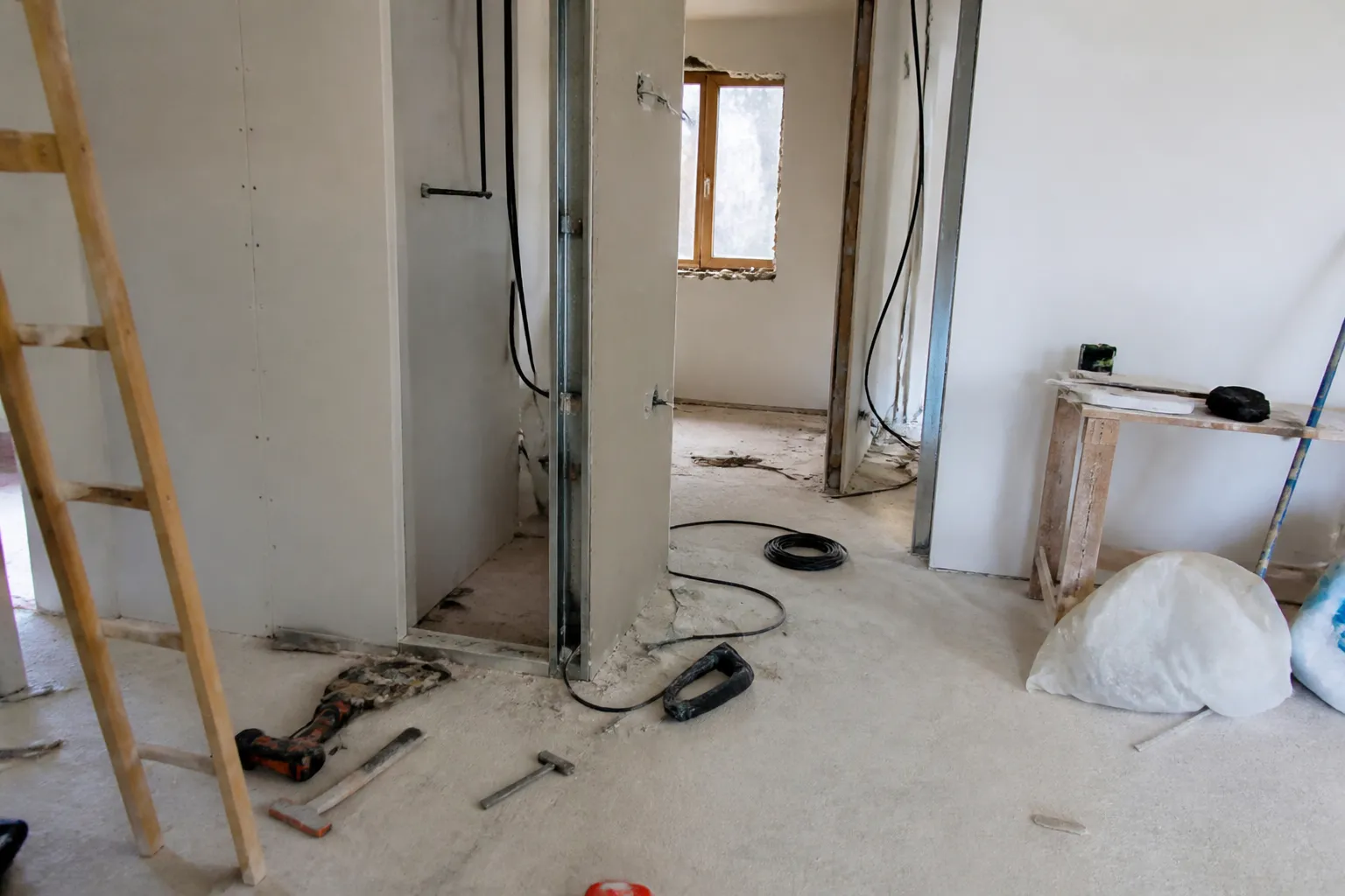Piece en chantier avec outils abandonnes