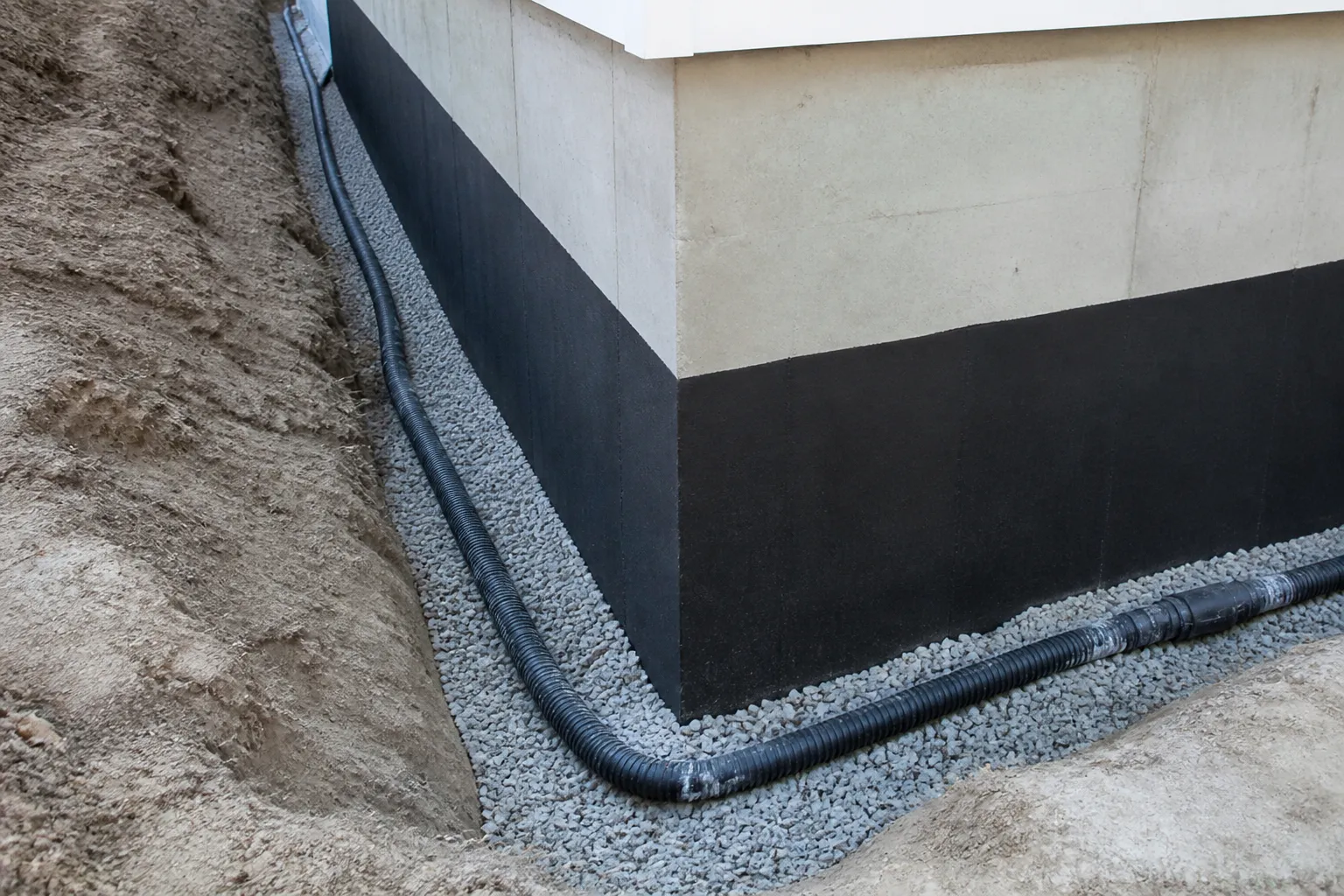 Drain et gravier le long d une fondation neuve