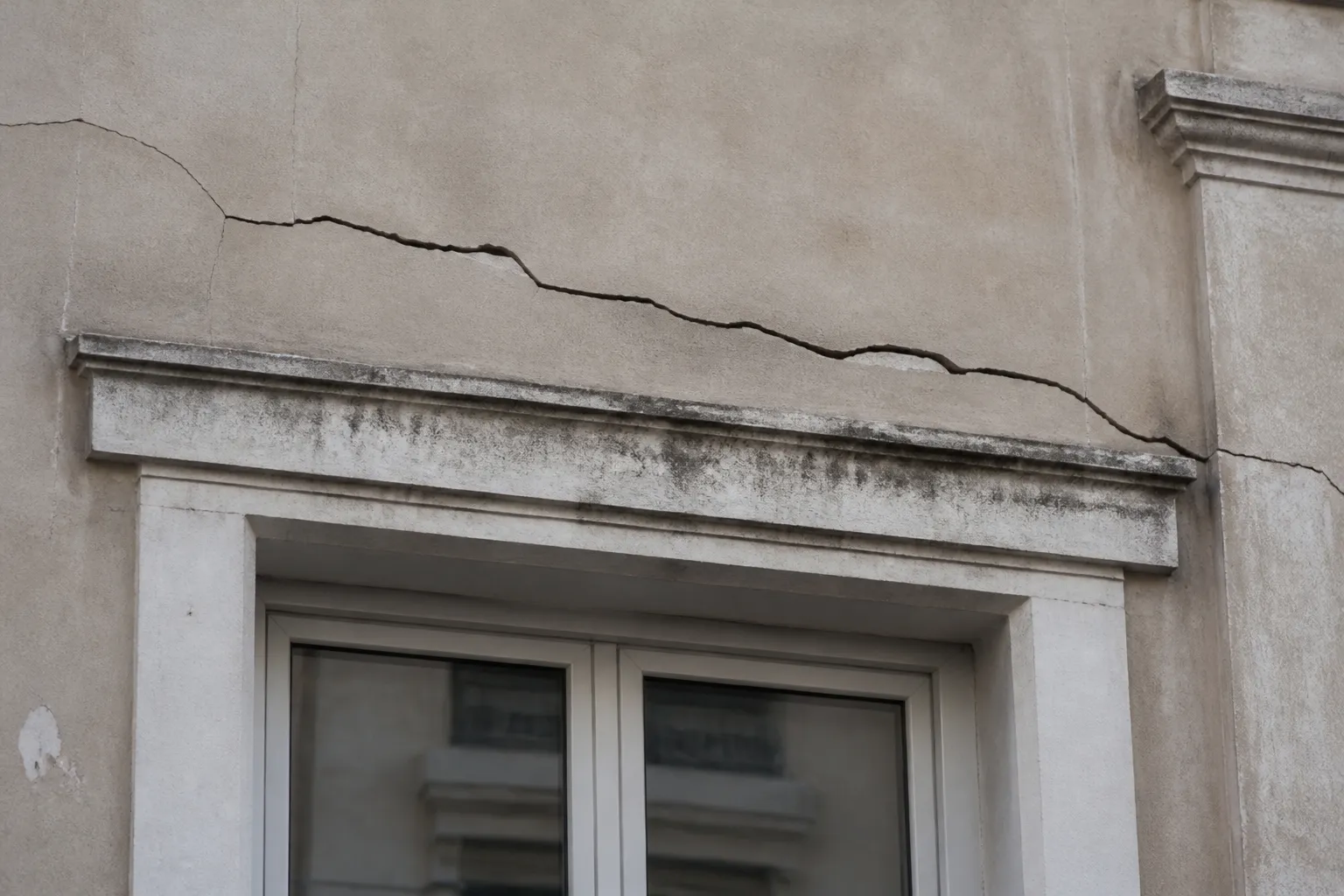 Fissure au dessus d une fenetre d immeuble ancien