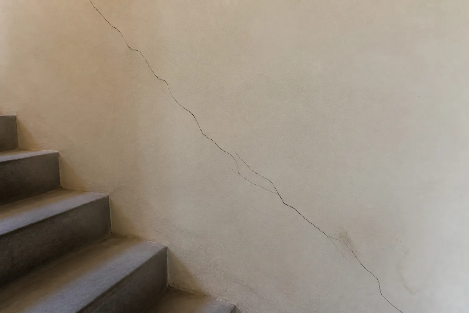 Expert relevant une fissure dans une cage d escalier