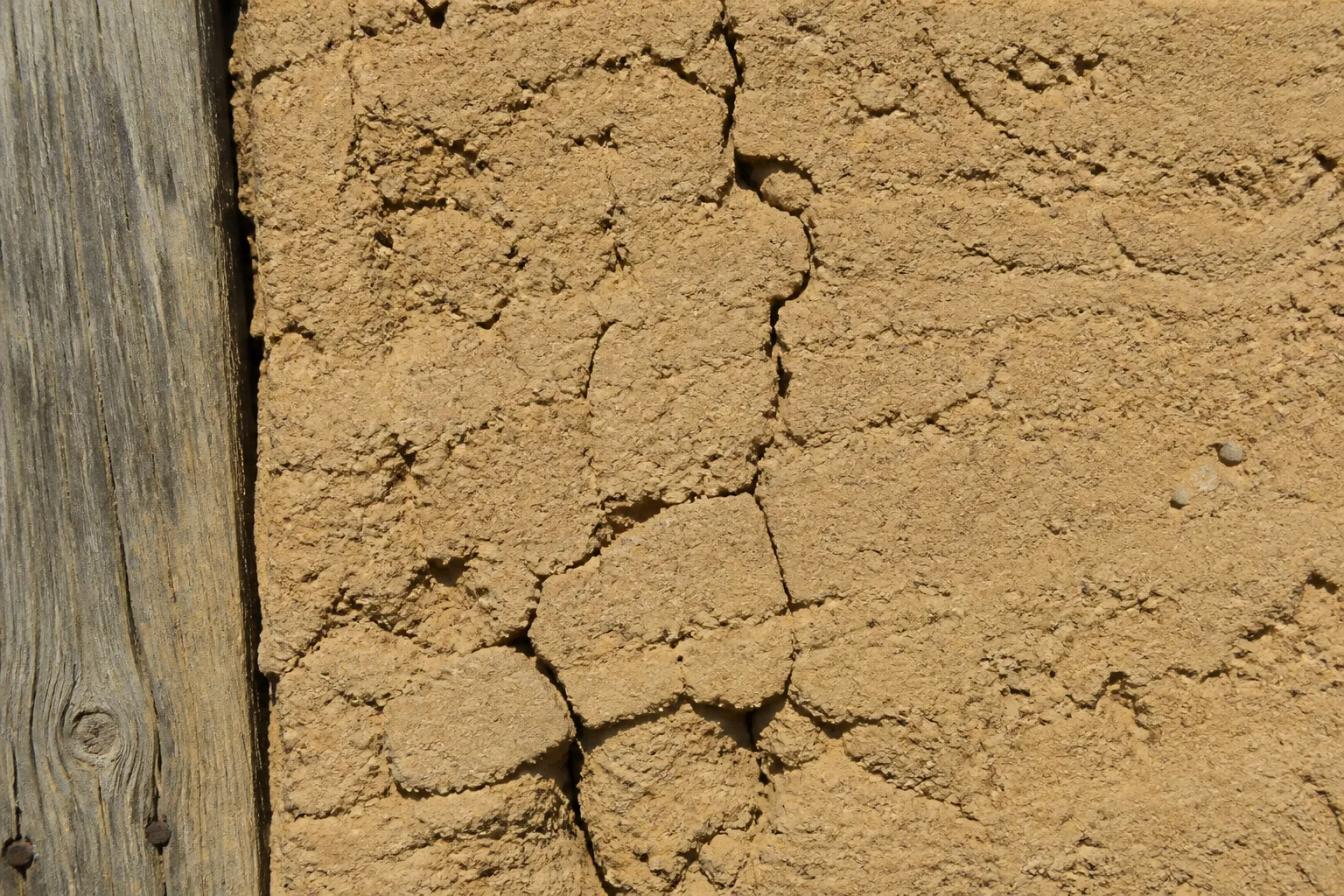 Mur en pise fissure d une maison ancienne du Nord Isere