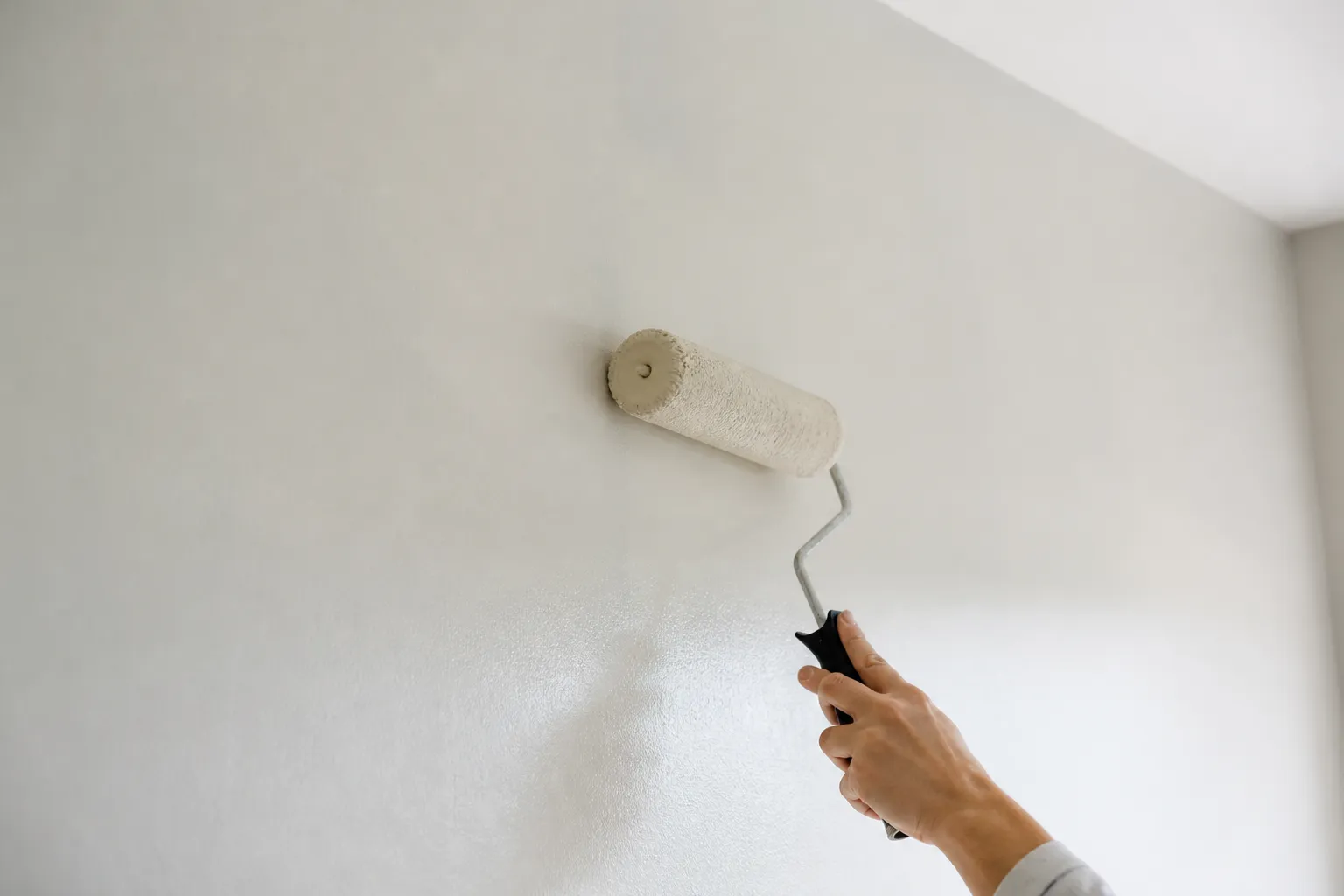 Retouche de peinture sur un mur neuf