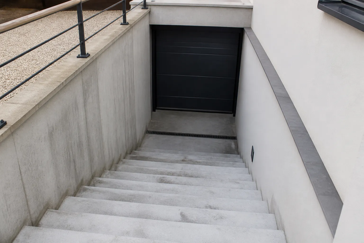 Escalier exterieur vers un garage en sous sol