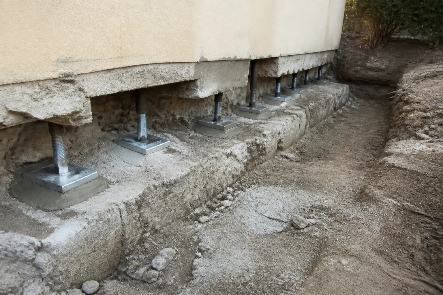 Fondations de maison en cours de reprise