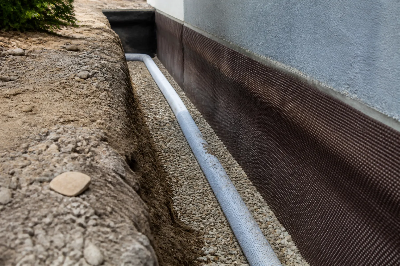 Drain peripherique en cours de pose le long d une fondation