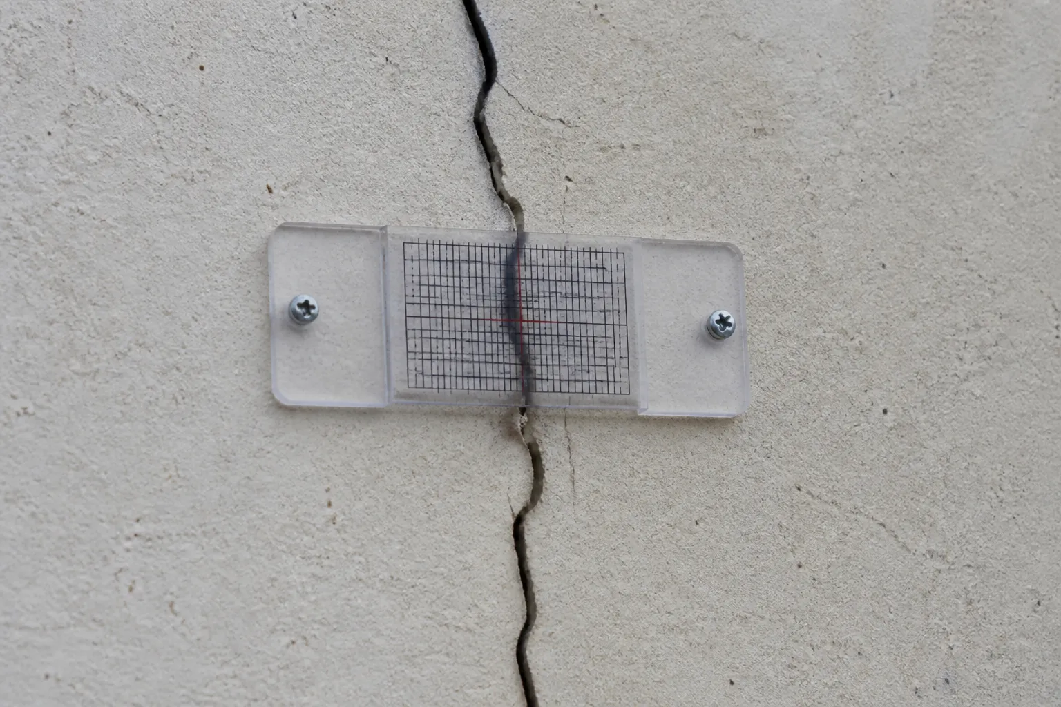 Fissuremetre pose sur une fissure de facade