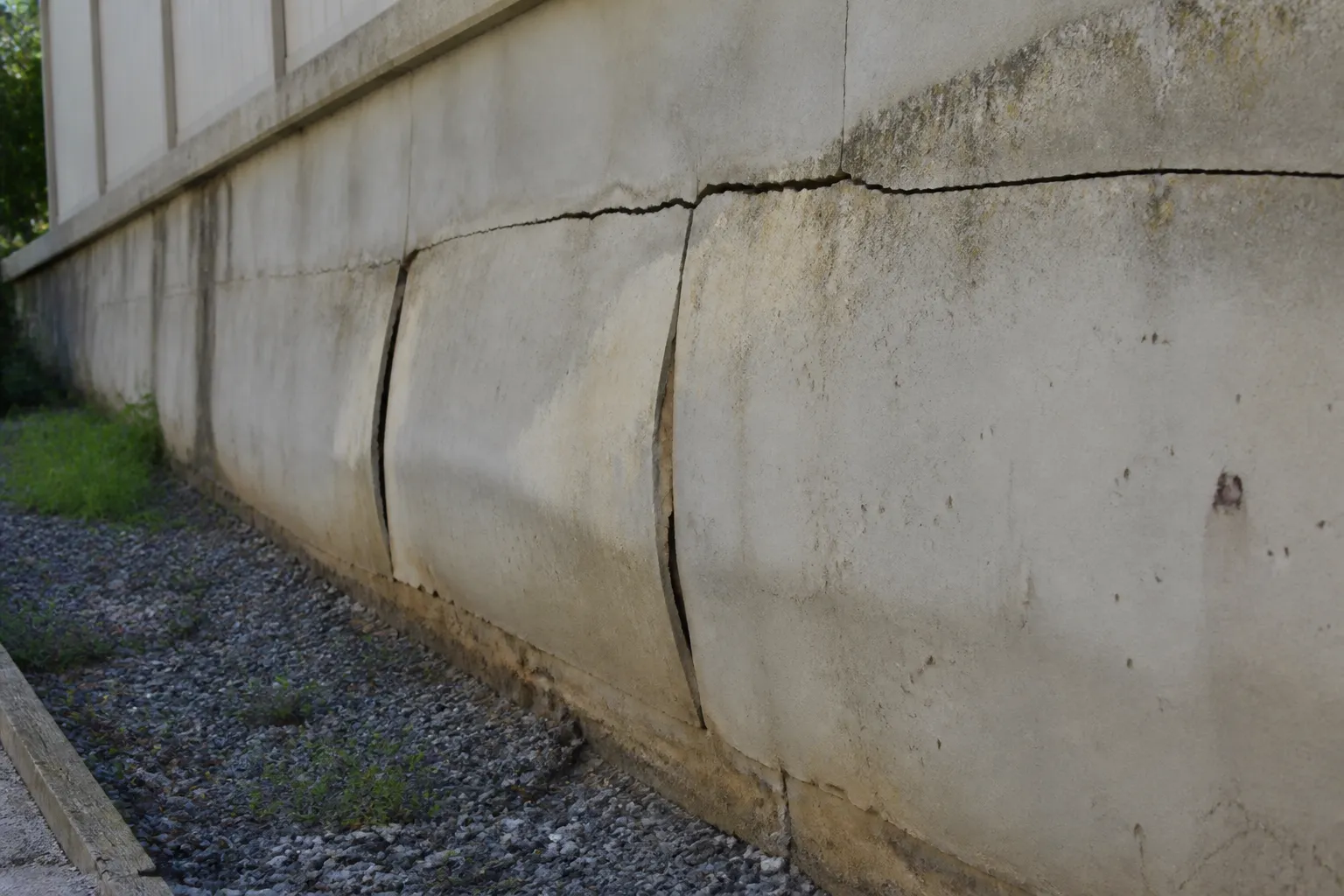 Mur de soutenement bombe et fissure