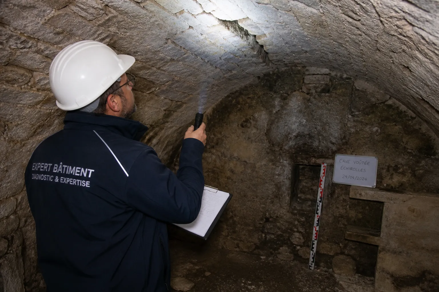 Expert visitant un appartement a Échirolles