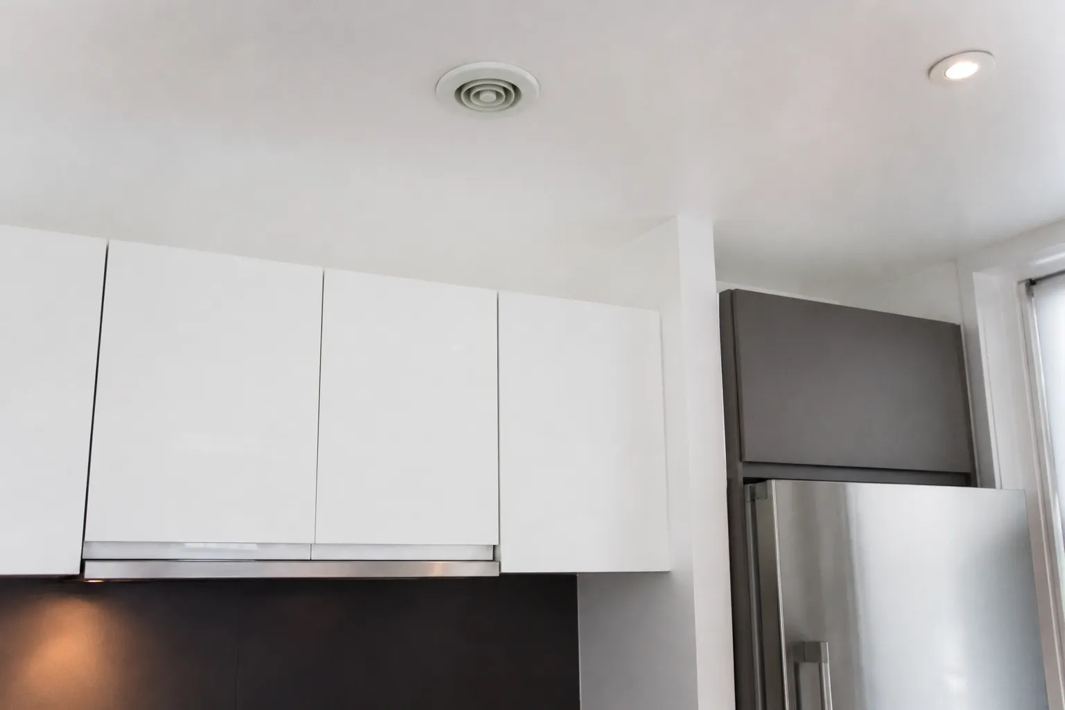 Bouche de ventilation installee dans une cuisine