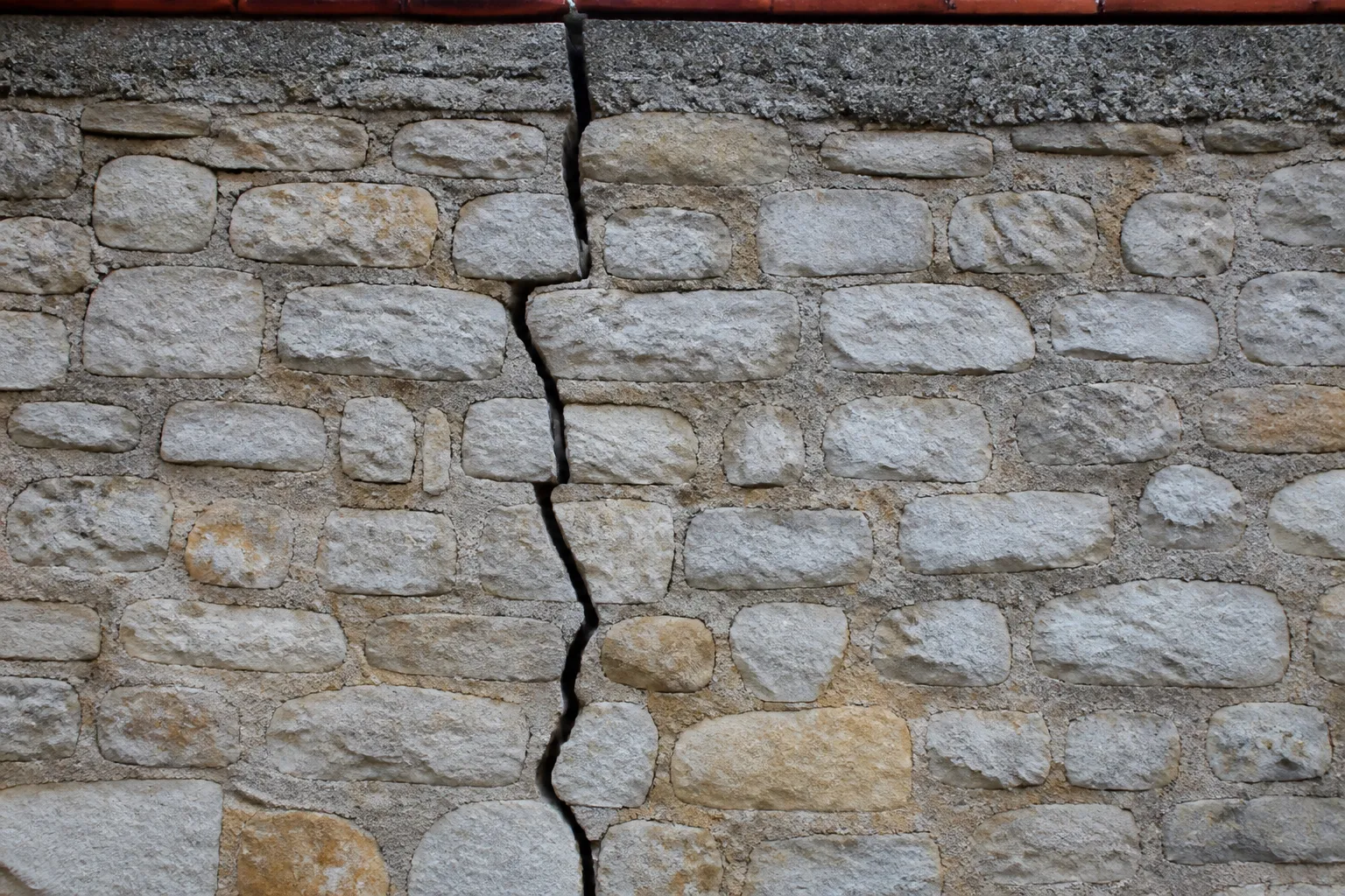 Fissure traversante sur un mur en maconnerie