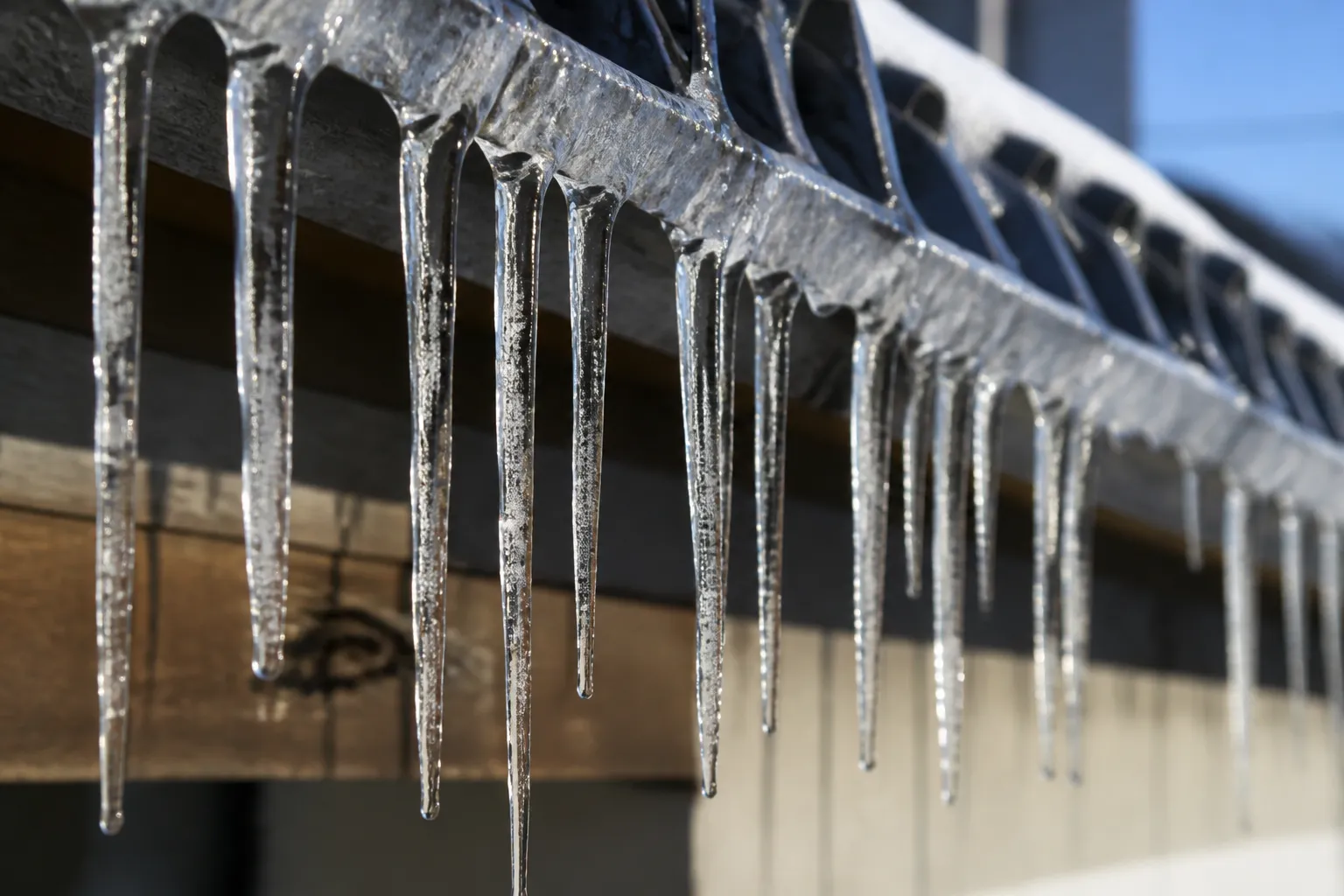Stalactites de glace en rive de toiture